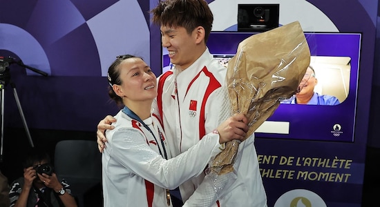 Shortly after Zheng Siwei and Huang Ya Qiong of China won the gold medal in the mixed team badminton event, Siwei stood up, gave Qiong a ring and proposed to her. 