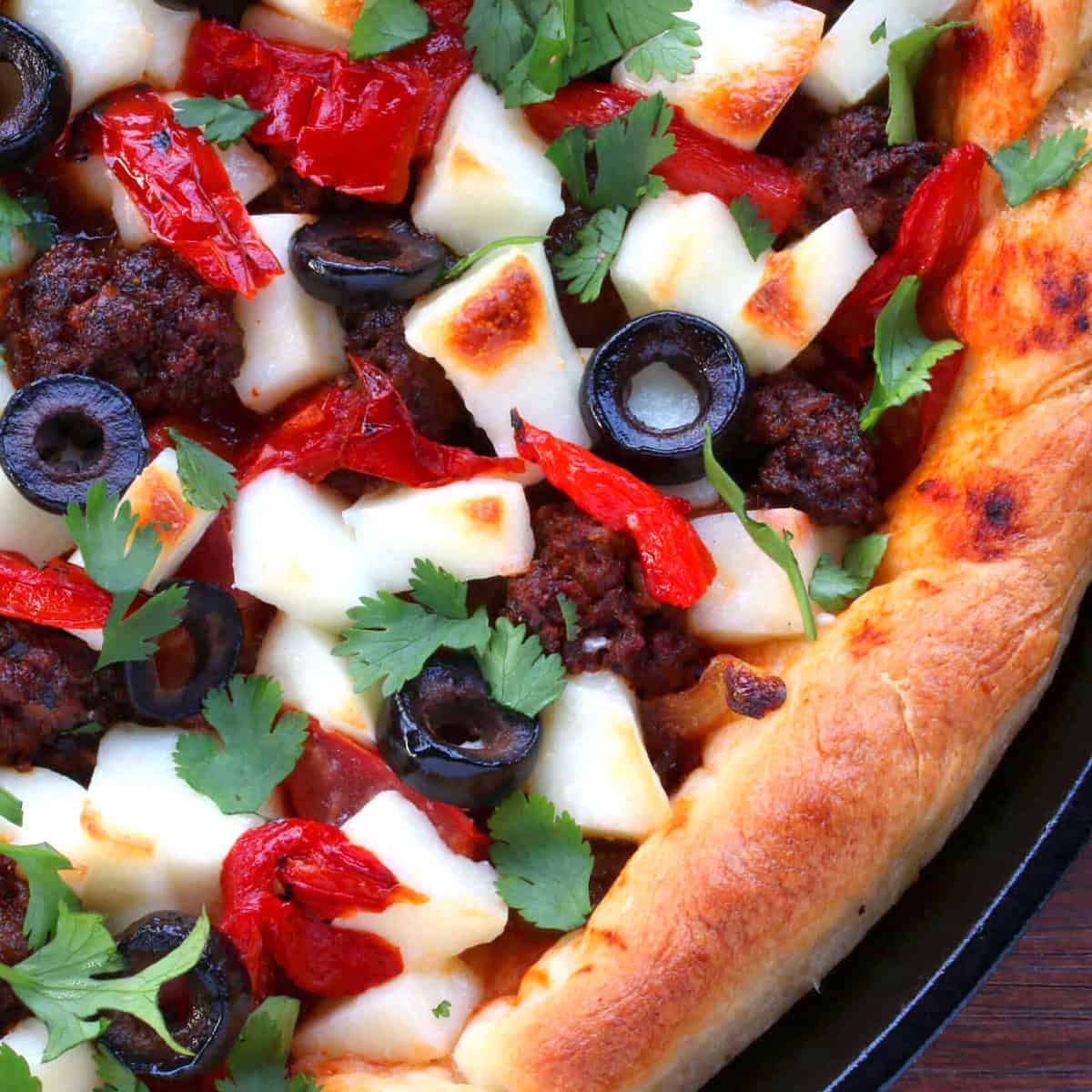 Chorizo ​​Pizza Recipe, Mexican Deep Skillet, Fresh Cheese, Roasted Red Peppers, Black Olives, Cilantro