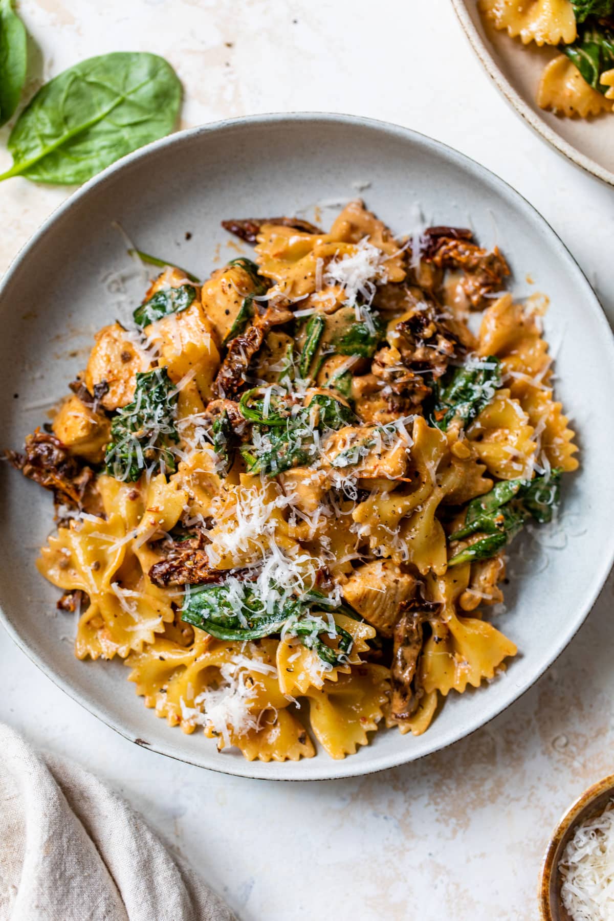 An easy and creamy pasta dish with chicken and sun-dried tomatoes