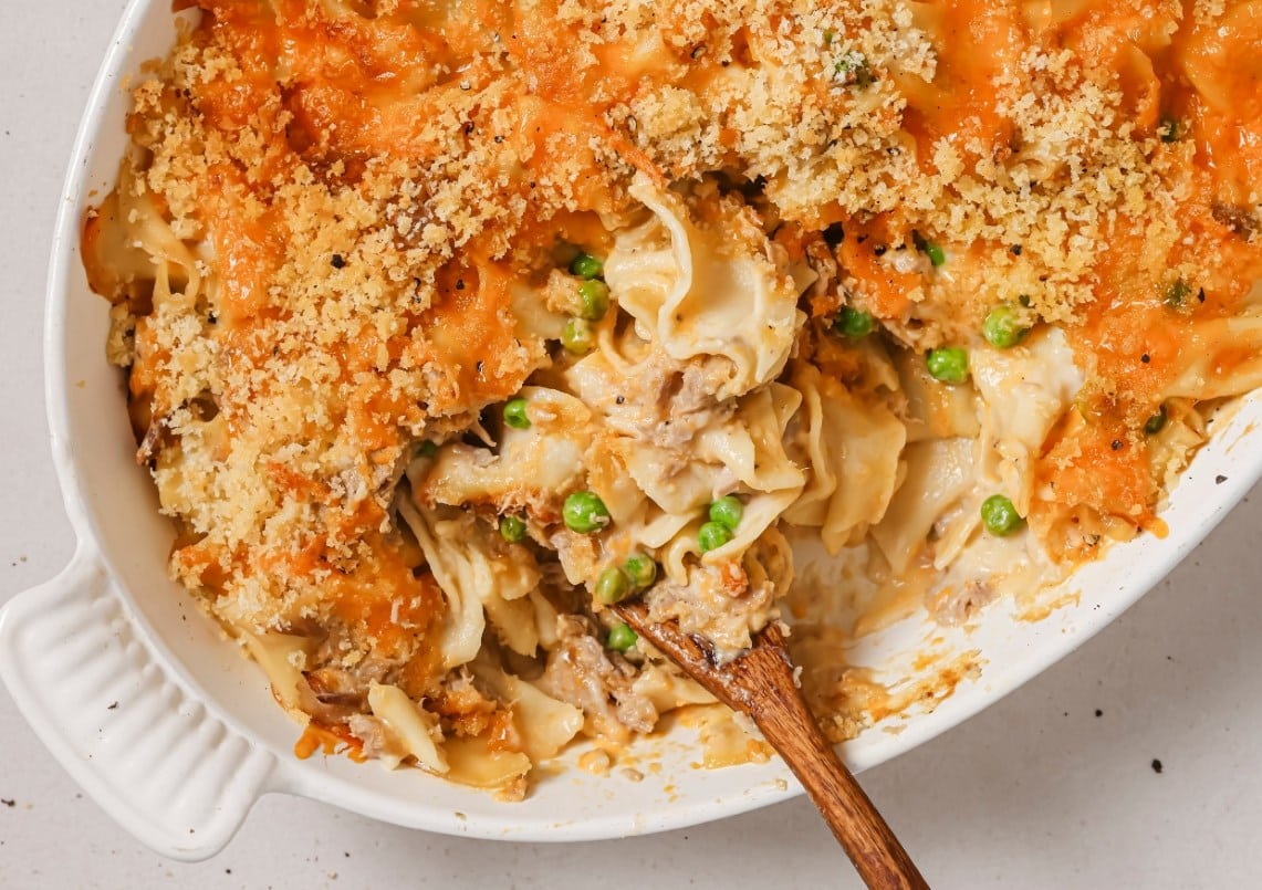 A casserole filled with pasta and peas.