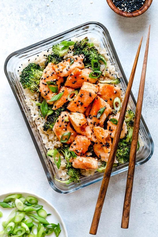 This easy-to-make honey sriracha chicken dish, which can also be served as a main dish, is prepared on a baking sheet and comes together quickly.