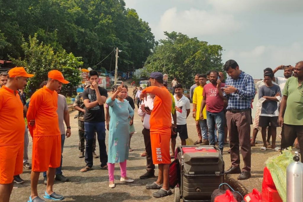 NDRF and officers at Chandil dam