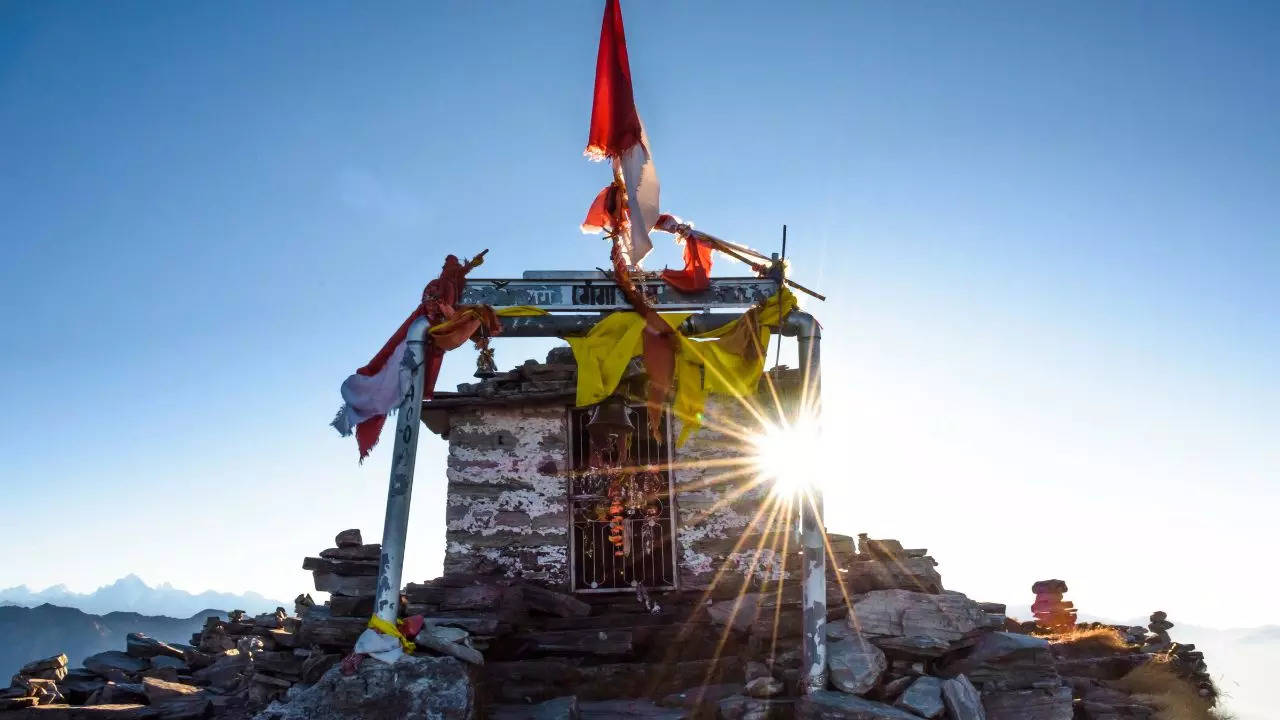 Shiva temple on top of Chandrashila peak Credit Canva