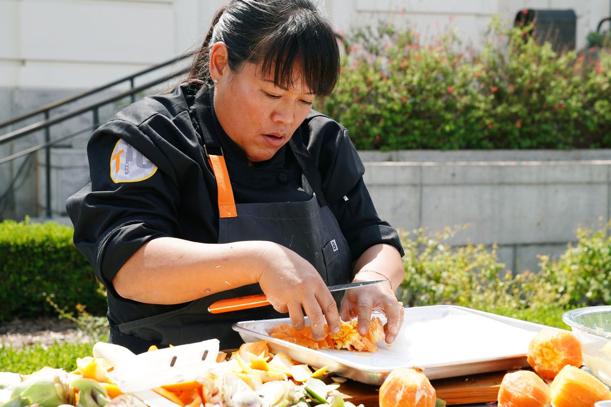 Chef Lee Anne Wong chops citrus during a “Top Chef” competition.