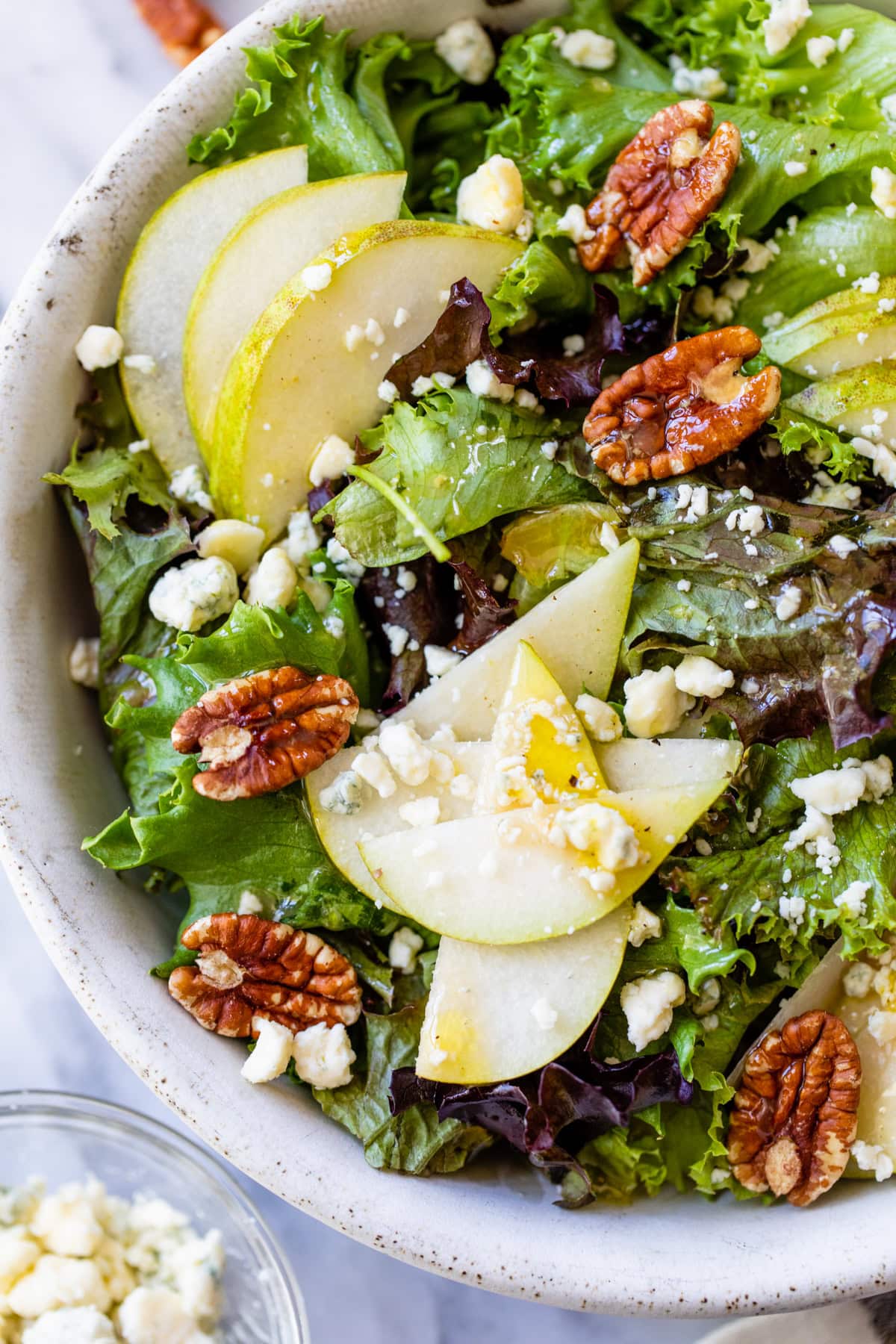 Autumn salad with pears and gorgonzola