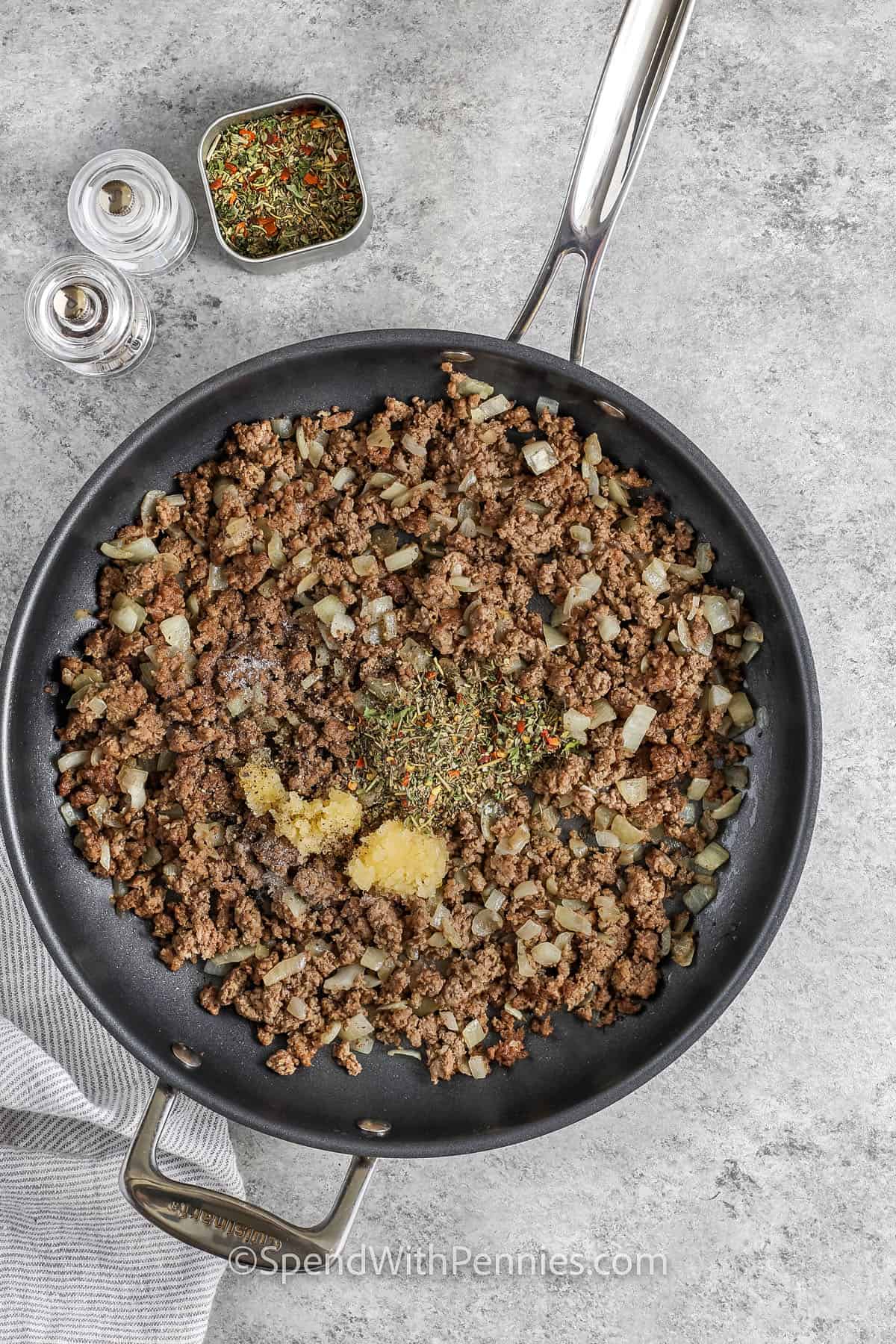 Cooking Beef with Seasonings to Make Baked Rigatoni