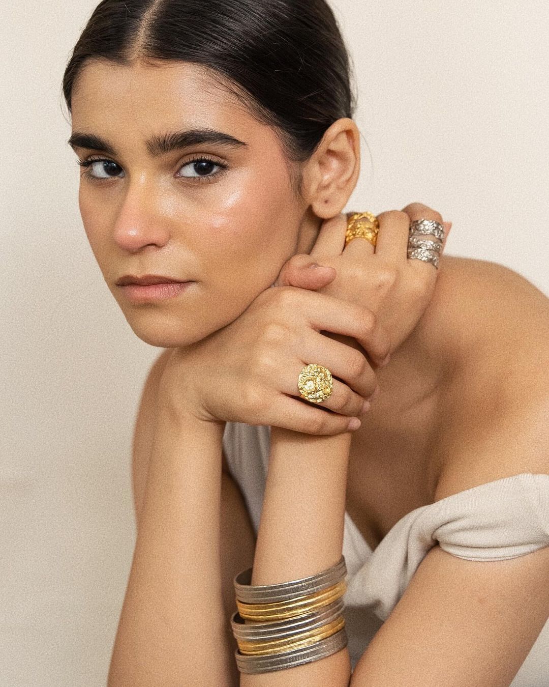 Mix gold and silver in Aarjavee’s jewelry. (Photo: Instagram/aarjavee)