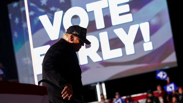 Republican presidential candidate and former U.S. President Donald Trump holds a campaign rally in Traverse City, Michigan, U.S., October 25, 2024. REUTERS/Carlos Barria