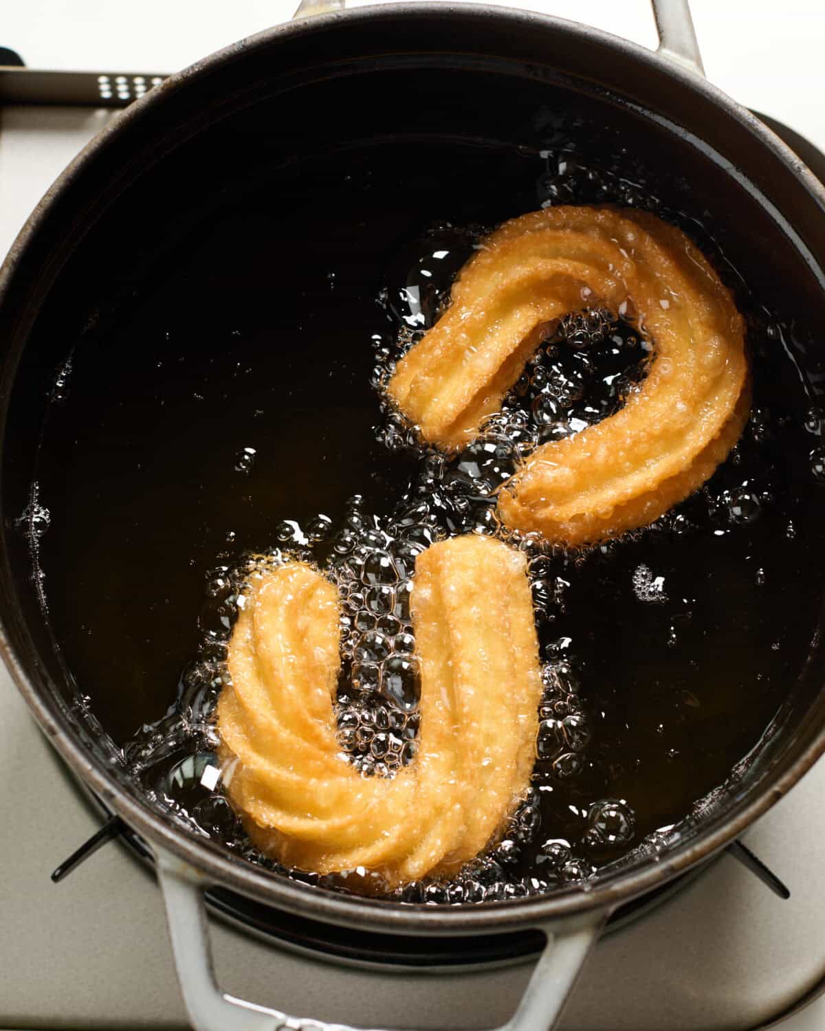 Fry churros. 