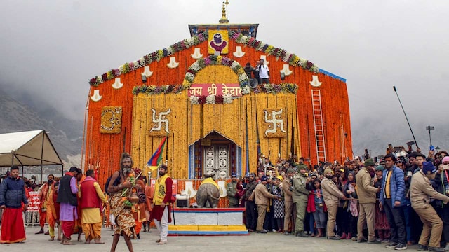 Kedarnath Temple, Uttarakhand: Although the temple gates in the upper Garhwal region will be closed for winters on November 3, the temple town is a place that can be visited before the harsh winter season. Located in the majestic Himalayas, Kedarnath is one of the holiest shrines dedicated to Lord Shiva. The temple is located in the Garhwal range of the Himalayas, near the Mandakini River.