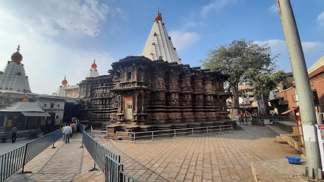 Mahalakshmi, Kolhapur: The Mahalakshmi temple in Kolhapur is one of the Shakti Peethas, which symbolizes divine feminine energy. Pilgrims flock here to seek the blessings of the goddess, especially during the Navaratri festival. (Image: Shutterstock)