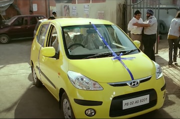 SRK next to a Hyundai i10 in Rab Ne Bana Di Jodi (Source: Screengrab, YRF)